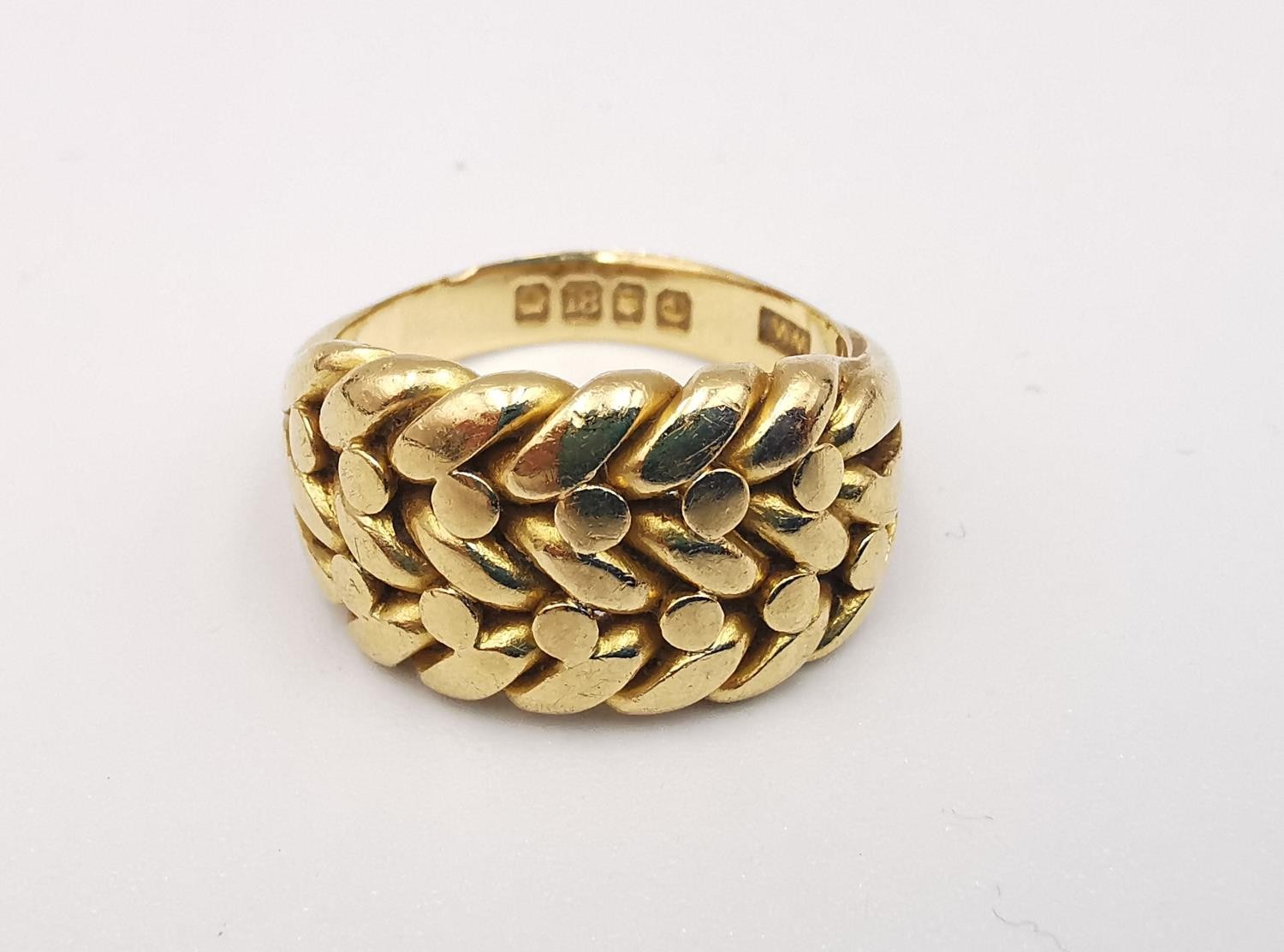 A Victorian 18 carat yellow gold keeper ring with plaited design, tri-strand trumpeting shoulders - Image 2 of 5