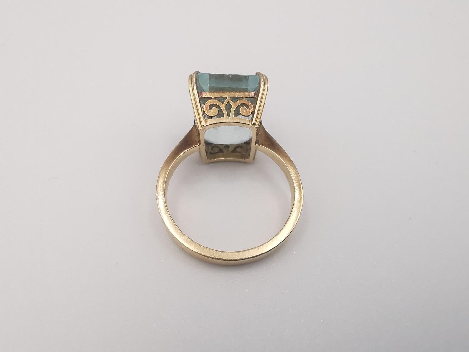 A yellow metal (tests higher than 9ct) aquamarine dress ring, set with a rectangular step cut - Image 4 of 5