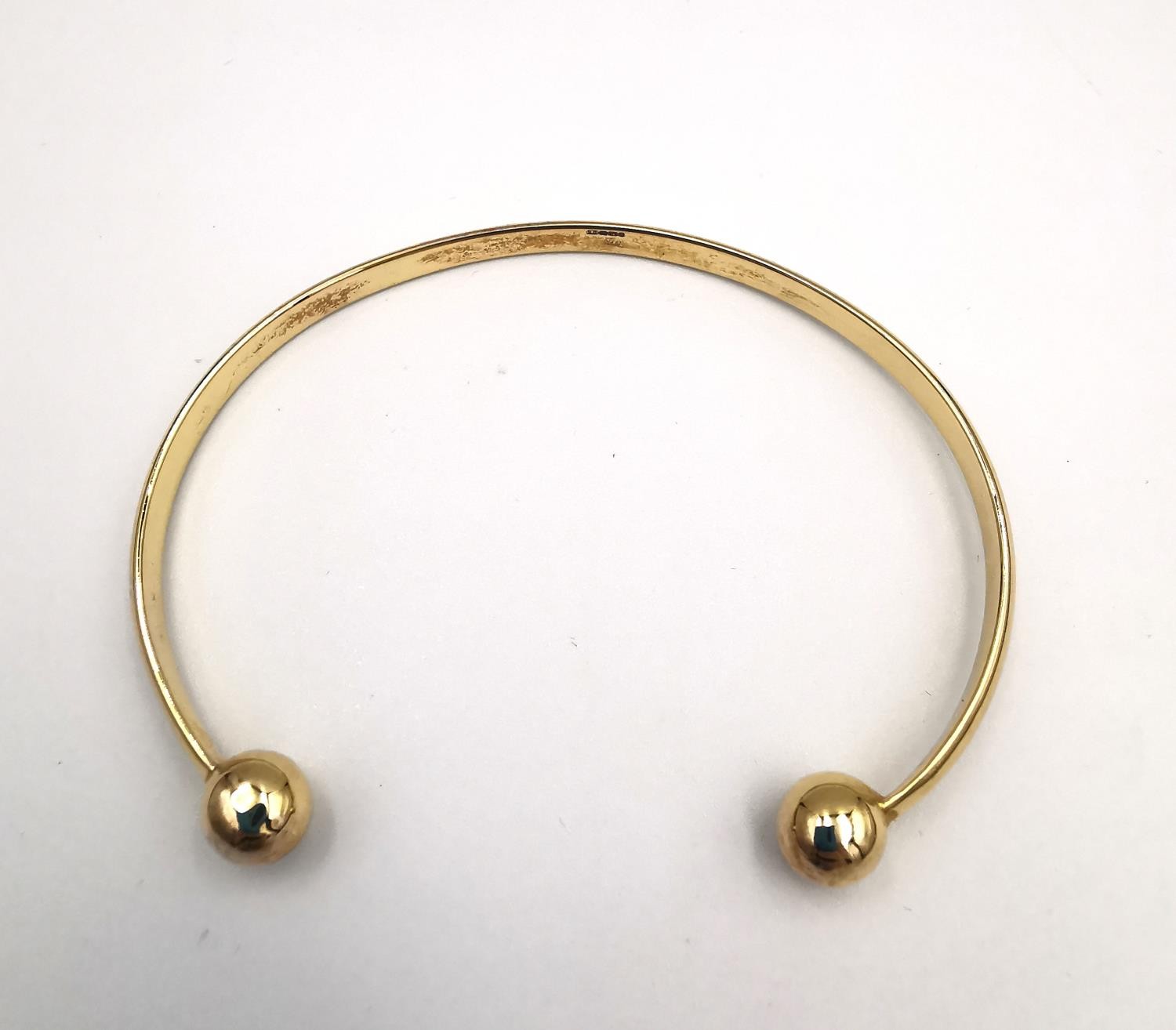 A 9ct yellow gold D-shaped bangle with ball ends. Hallmarked for 9ct. Weight.11.42g Dia.7cm - Image 4 of 6