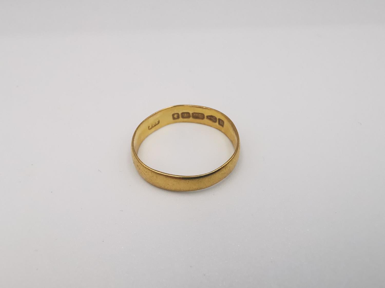 A Victorian D-shape 22ct yellow gold band. Hallmarked: J.T., Chester, 1876, 22. Ring size N. - Image 2 of 3