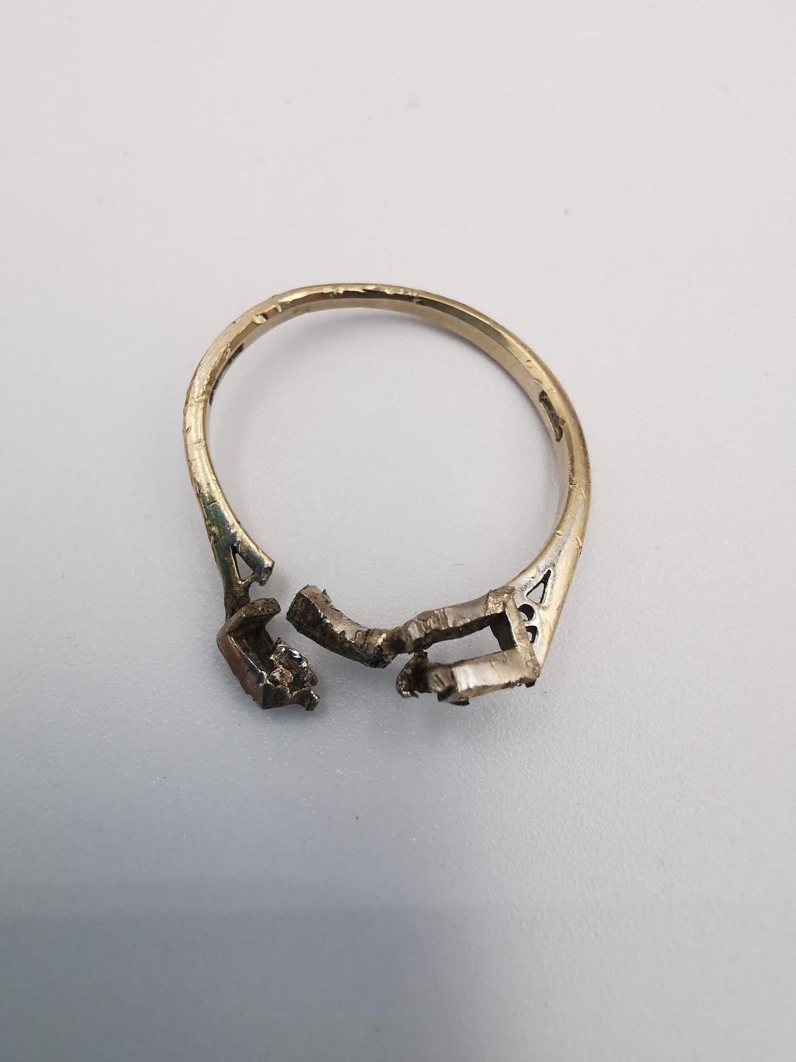 An 18ct yellow gold ring shank. Hallmarked: 18ct,750. (Stones have been removed and top is damaged). - Image 2 of 2