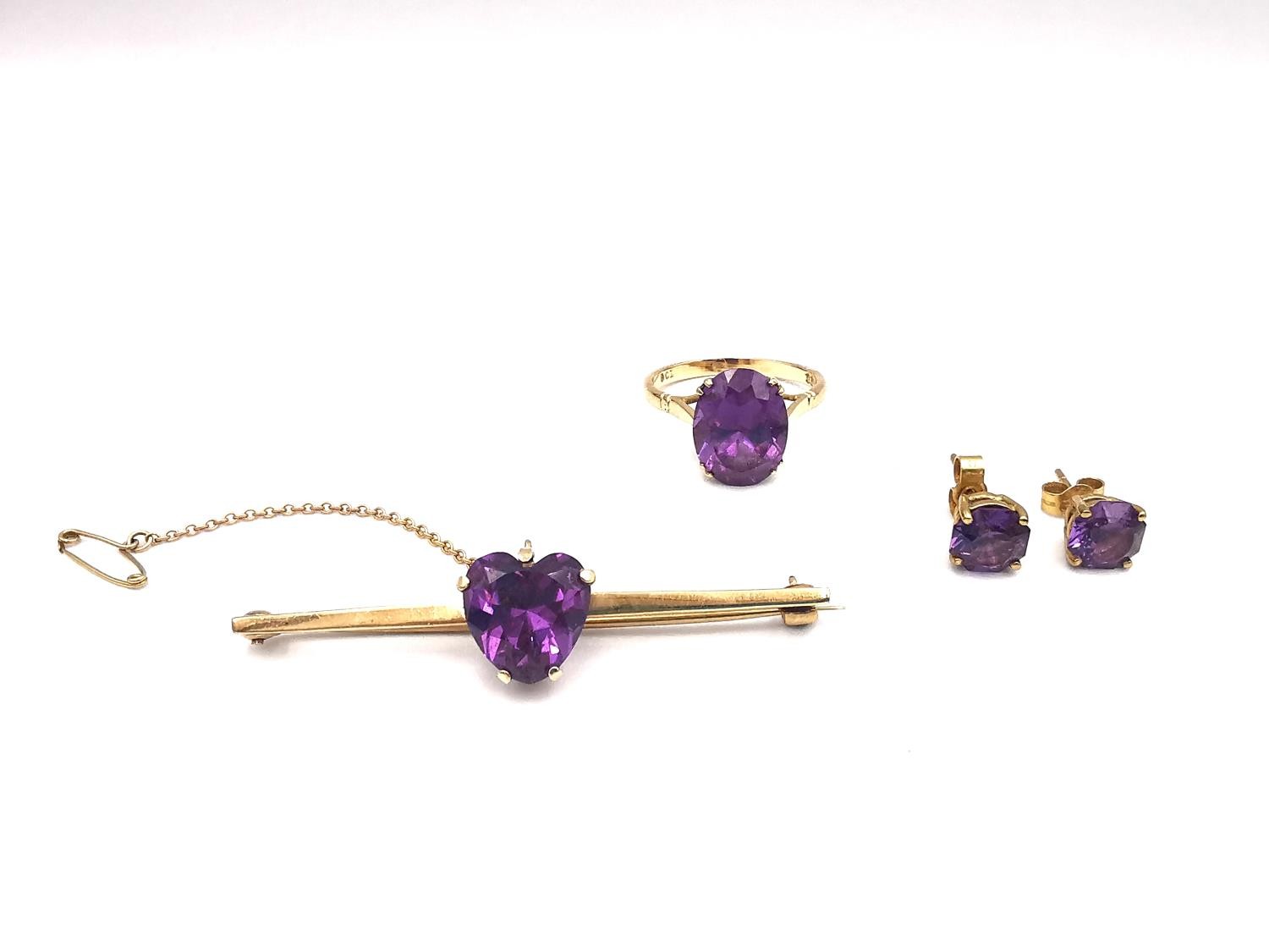 A 9ct gold and synthetic colour change sapphire parure. A 9ct gold bar brooch with a heart shaped