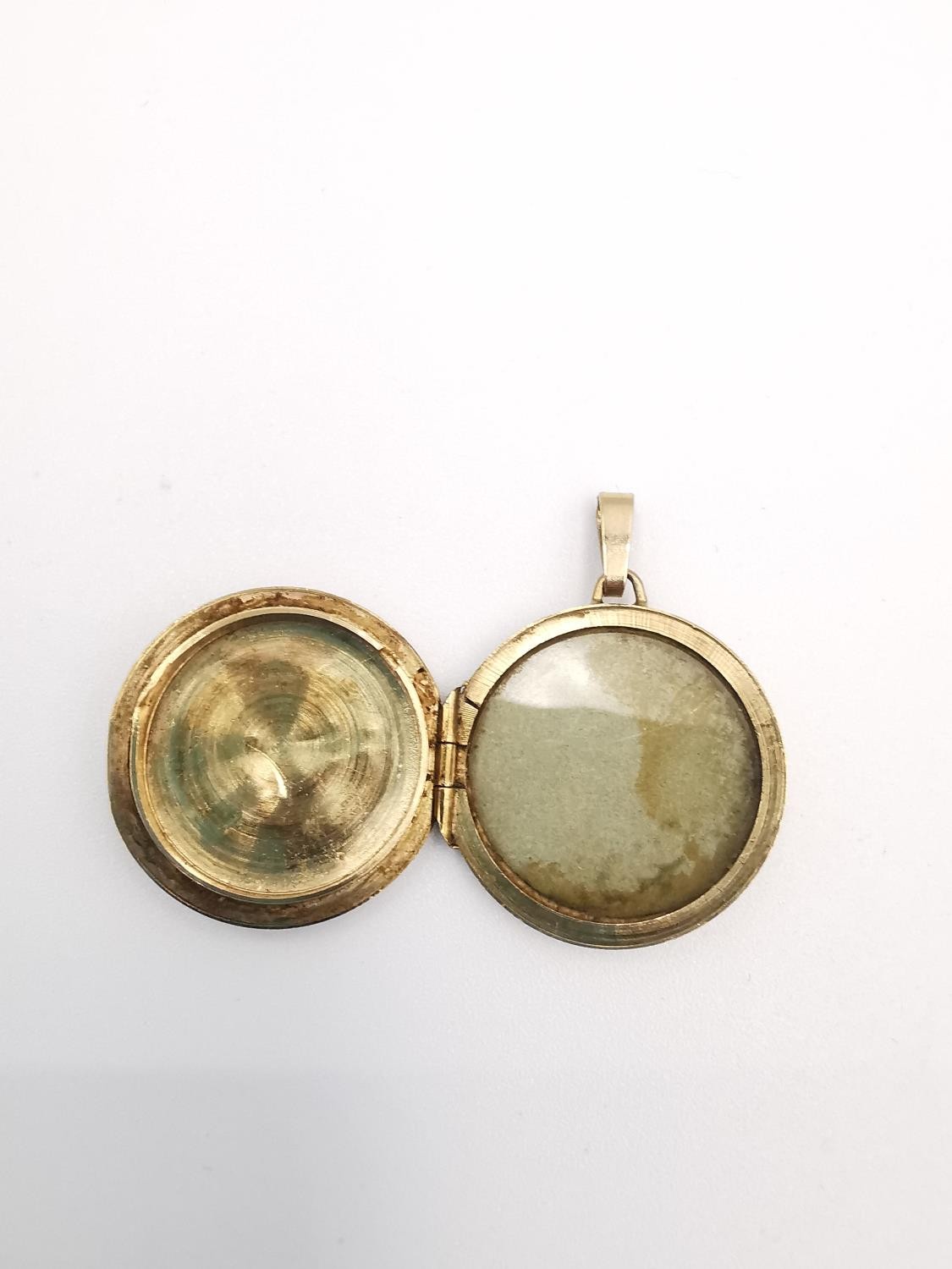 Two engraved 9ct yellow gold lockets. One heart shaped by Georg Jensen with a stylised scrolling - Image 4 of 7