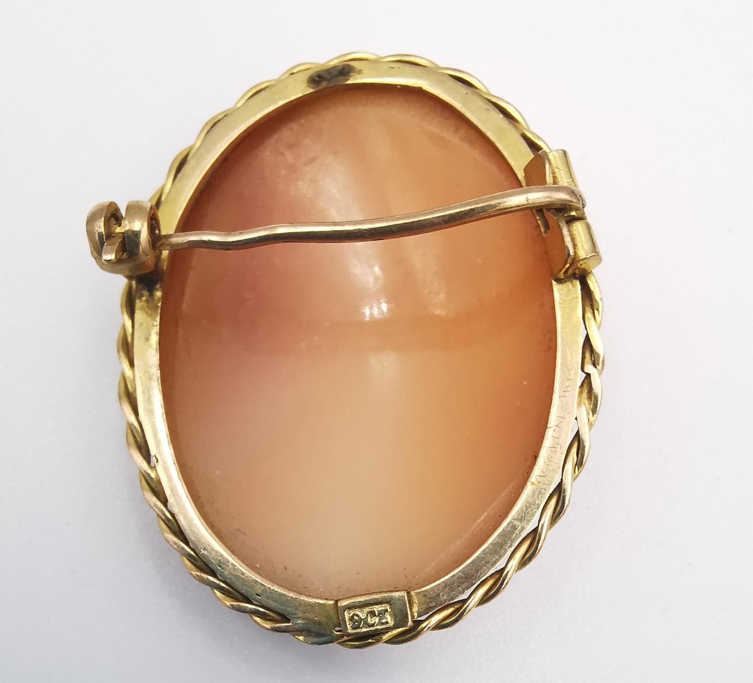 A 9ct yellow gold carved shell cameo brooch with side profile of a classical female figure, in a 9ct - Image 6 of 6