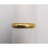 An 18ct yellow gold D-shaped band. Hallmarked: R.J., 1978, London, 750. (has been cut) 4.36g