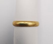An 18ct yellow gold D-shaped band. Hallmarked: R.J., 1978, London, 750. (has been cut) 4.36g