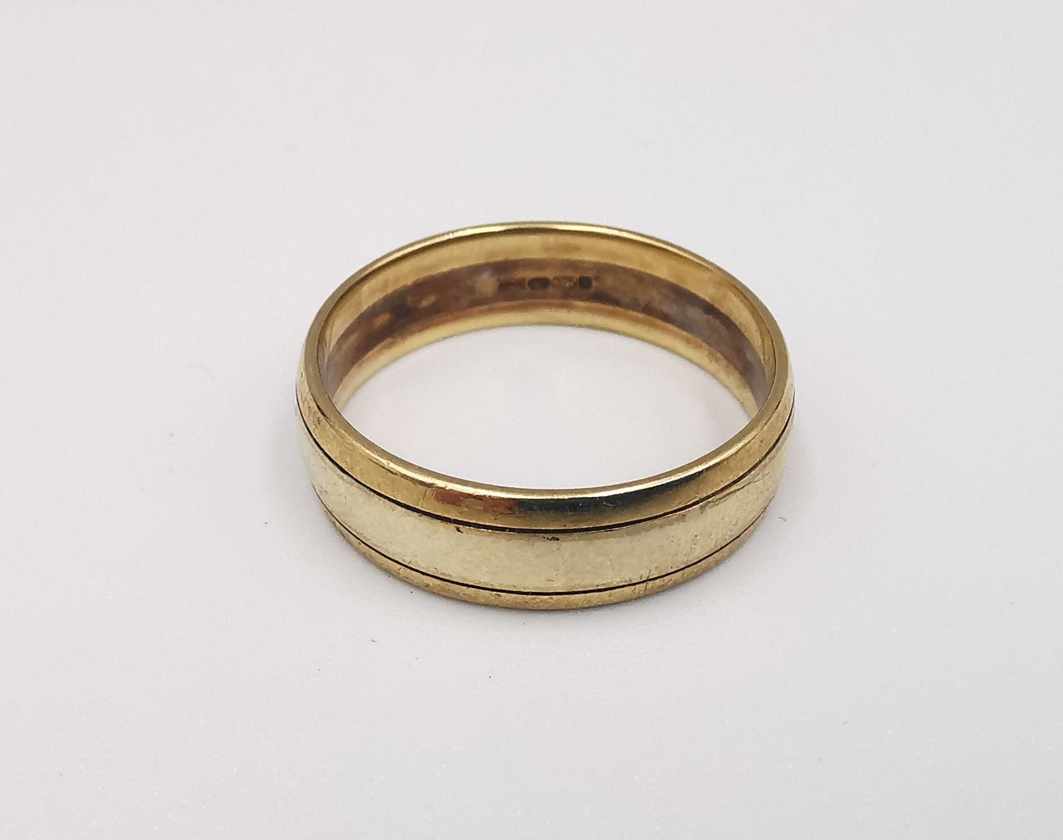 A 9ct wide yellow and white gold D-shape band. Hallmarked:375, Sheffield. Ring size T. Weight 4.7g - Image 2 of 3