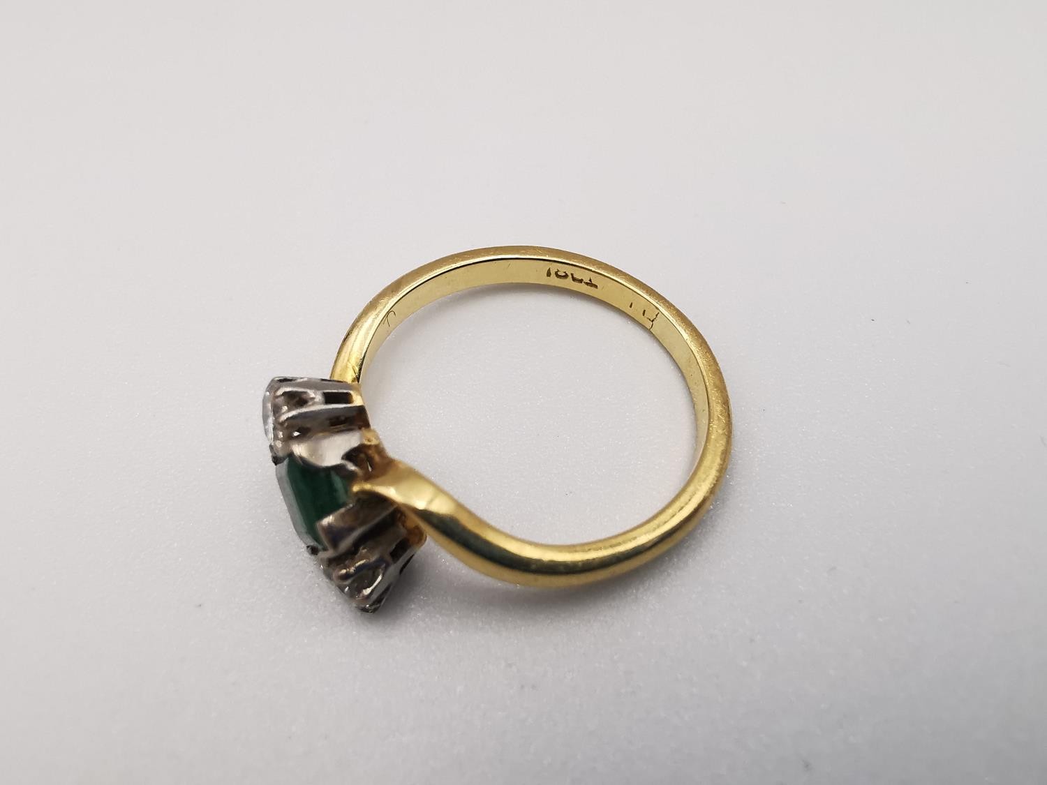 An Edwardian 18ct yellow gold and white metal emerald and diamond cross over ring. Set to centre - Image 4 of 4