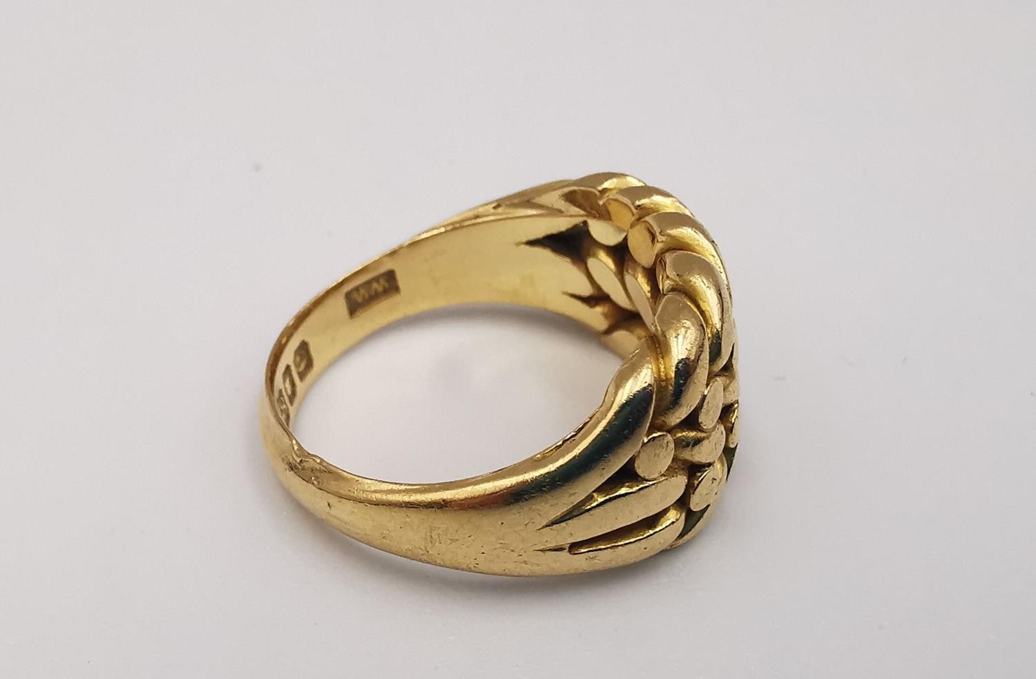 A Victorian 18 carat yellow gold keeper ring with plaited design, tri-strand trumpeting shoulders - Image 4 of 5