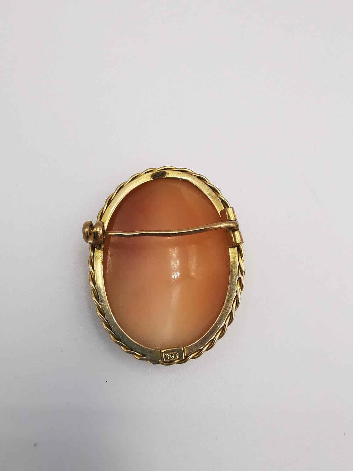 A 9ct yellow gold carved shell cameo brooch with side profile of a classical female figure, in a 9ct - Image 5 of 6