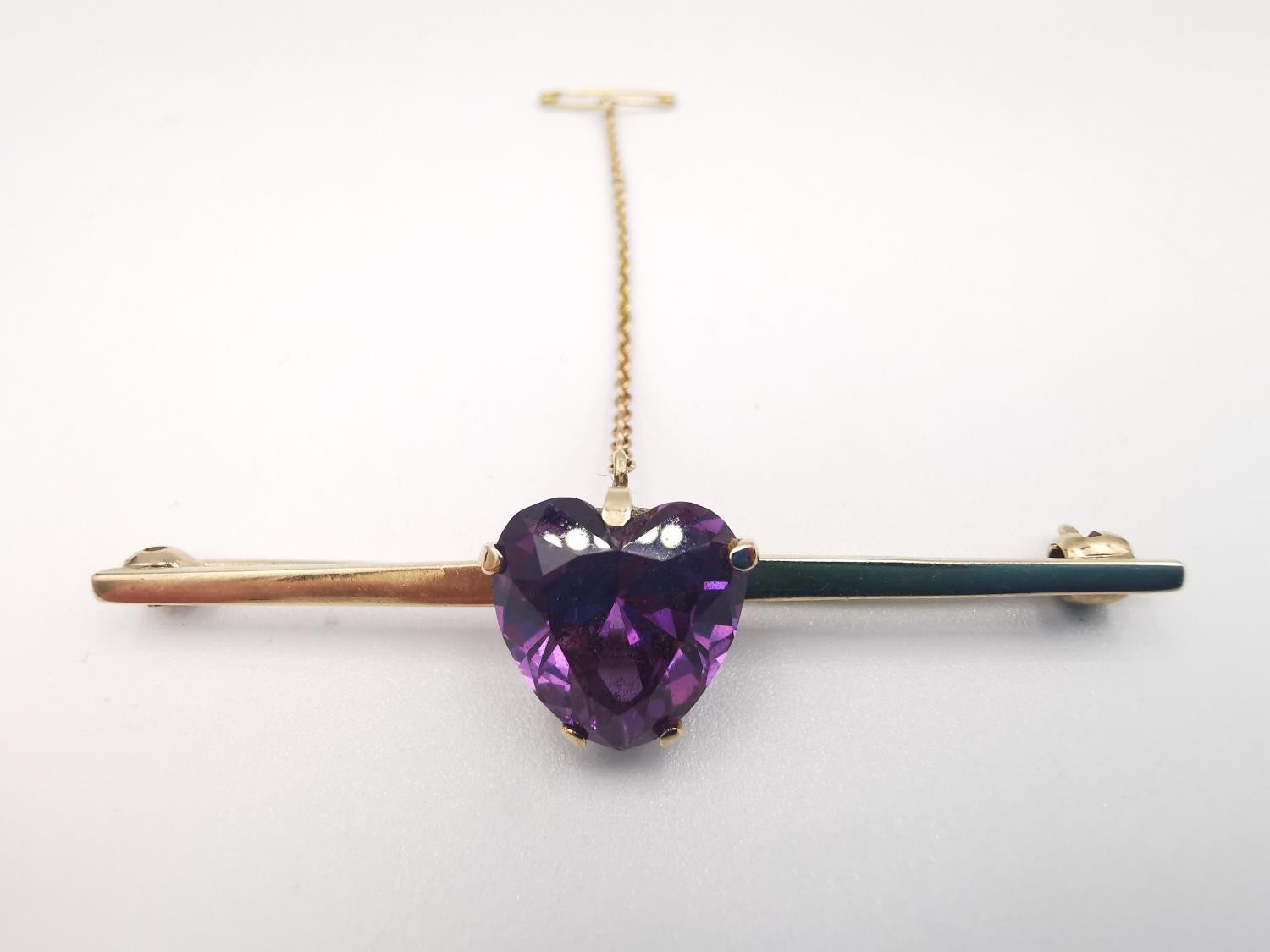 A 9ct gold and synthetic colour change sapphire parure. A 9ct gold bar brooch with a heart shaped - Image 8 of 12