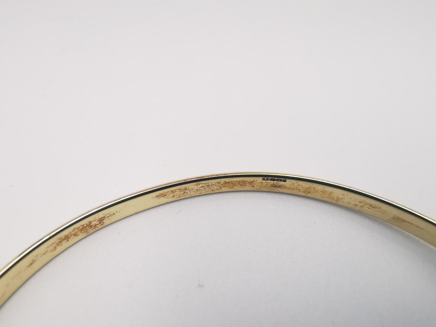 A 9ct yellow gold D-shaped bangle with ball ends. Hallmarked for 9ct. Weight.11.42g Dia.7cm - Image 5 of 6