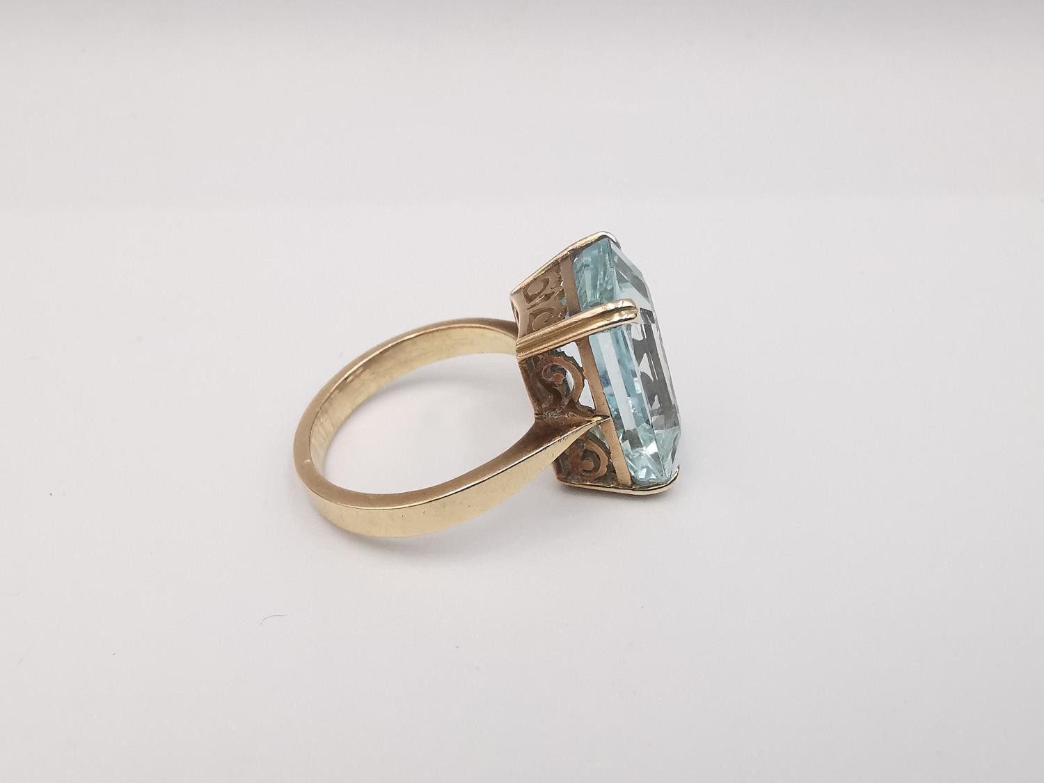 A yellow metal (tests higher than 9ct) aquamarine dress ring, set with a rectangular step cut - Image 3 of 5