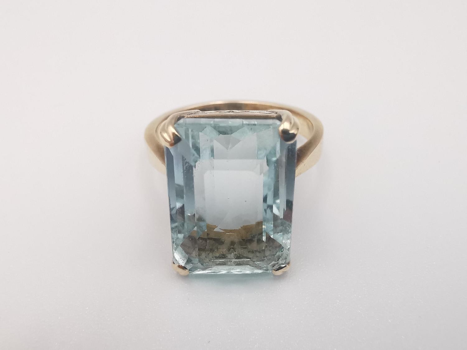 A yellow metal (tests higher than 9ct) aquamarine dress ring, set with a rectangular step cut - Image 5 of 5