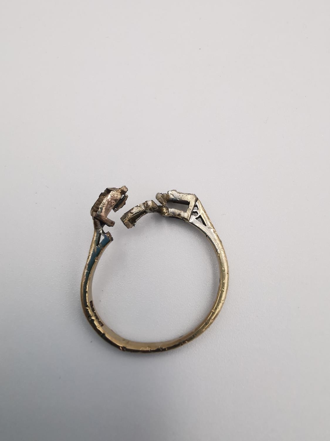 An 18ct yellow gold ring shank. Hallmarked: 18ct,750. (Stones have been removed and top is damaged).