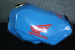 A Honda motorcycle tank converted into a lamp. H.26 L.46 D.25 cm.
