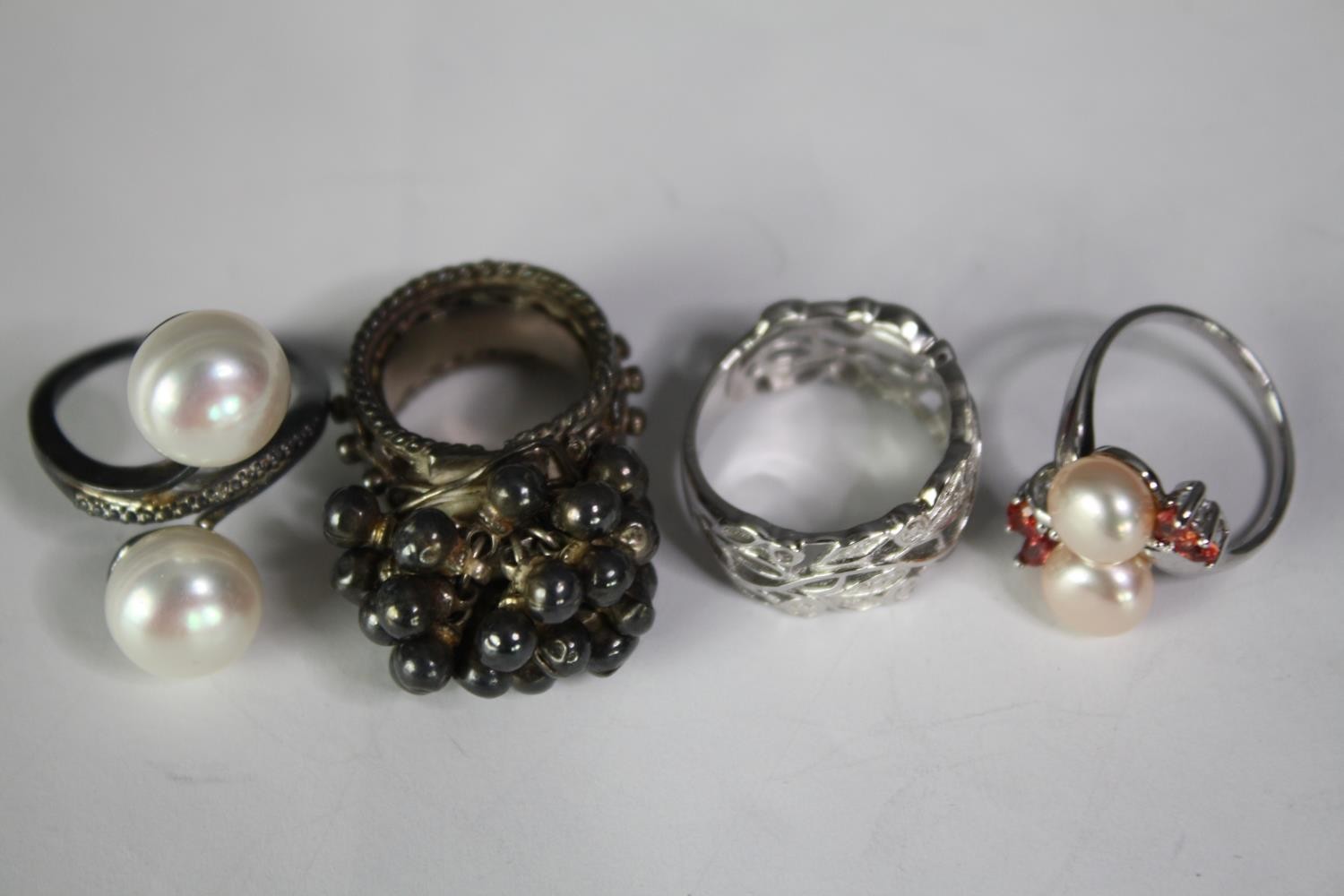 A collection of fifteen silver and silver and gem-set rings of various designs. Set with pearls, - Image 3 of 5