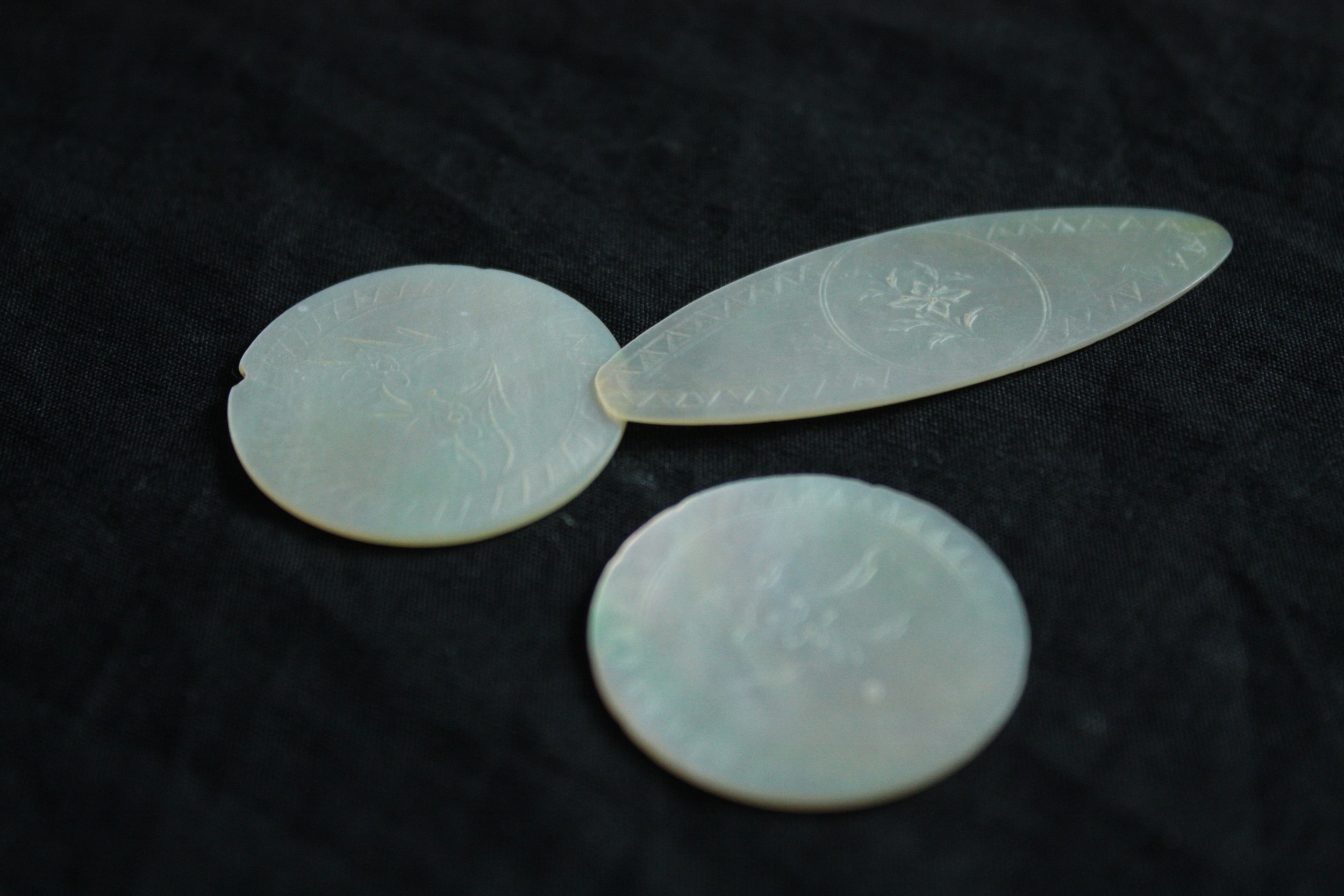 A large collection of mother of pearl carved Chinese gaming chips. - Image 6 of 6