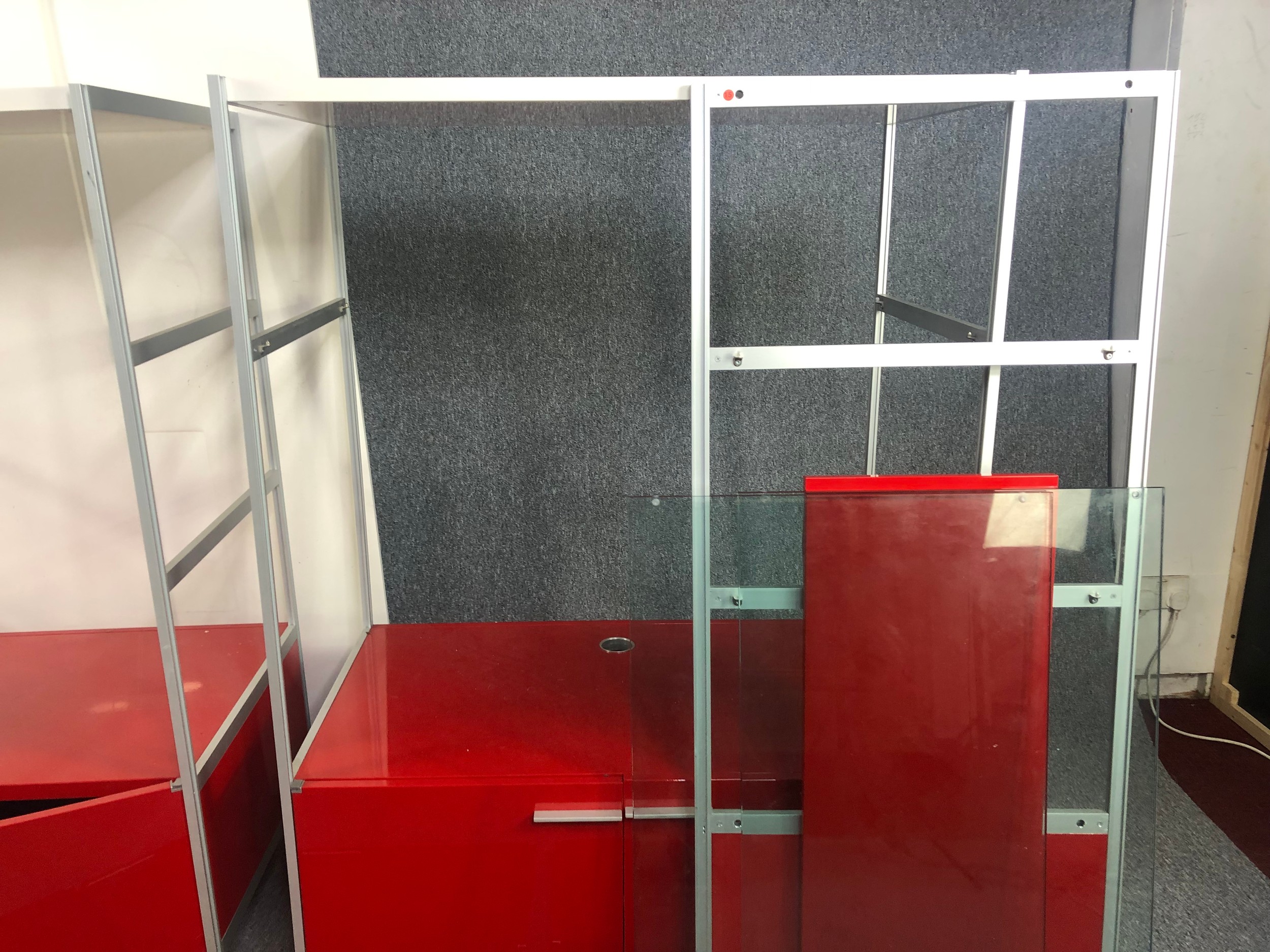 A contemporary Porro metal modular display cabinet system. H.149. W.264. D.60cm. - Image 3 of 7