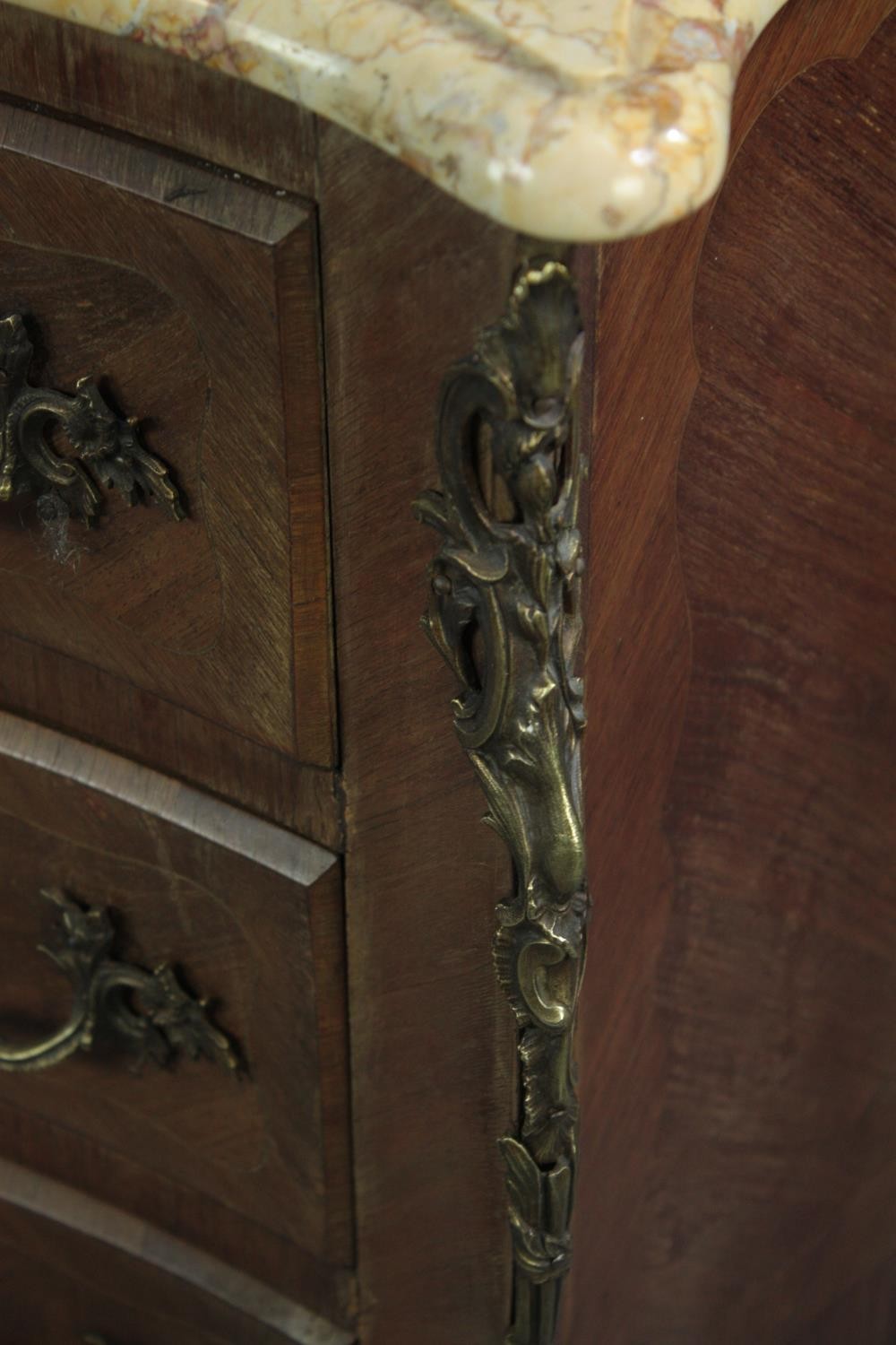 Commode chest, Louis XV style, kingwood and satinwood inlay with marble top and ormolu mounts. H. - Image 7 of 8