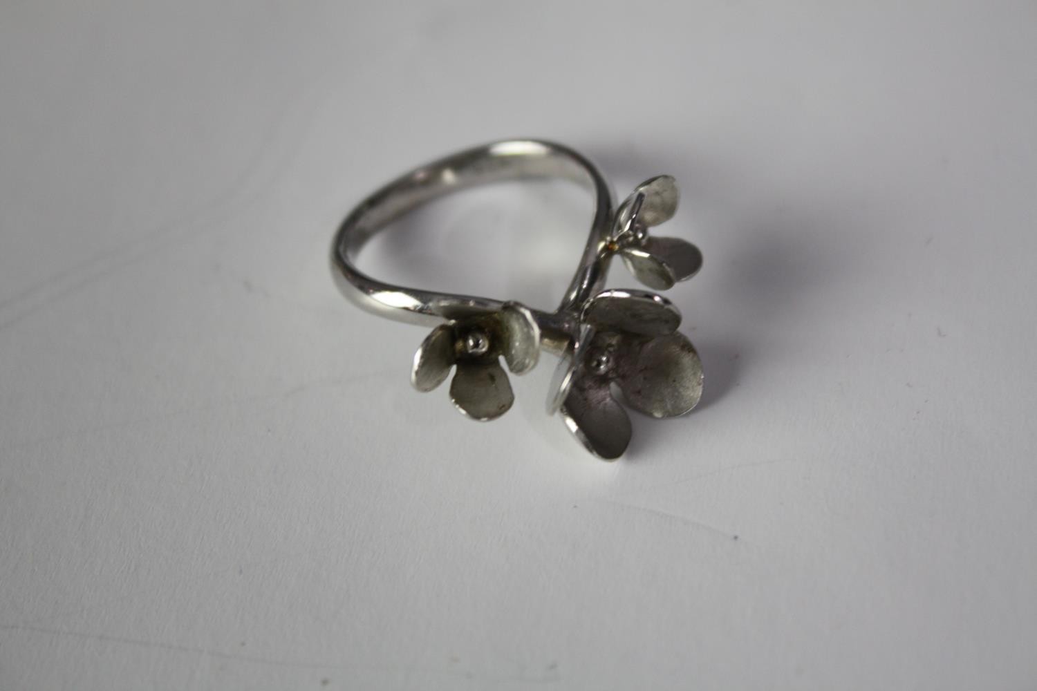 A boxed silver blossom design ring and matching necklace, sculptural in design. Both stamped 925. - Image 3 of 4