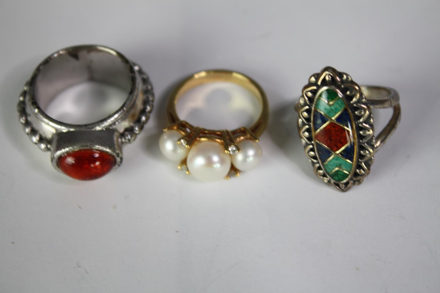 A collection of fifteen silver and silver and gem-set rings of various designs. Set with pearls, - Image 2 of 5