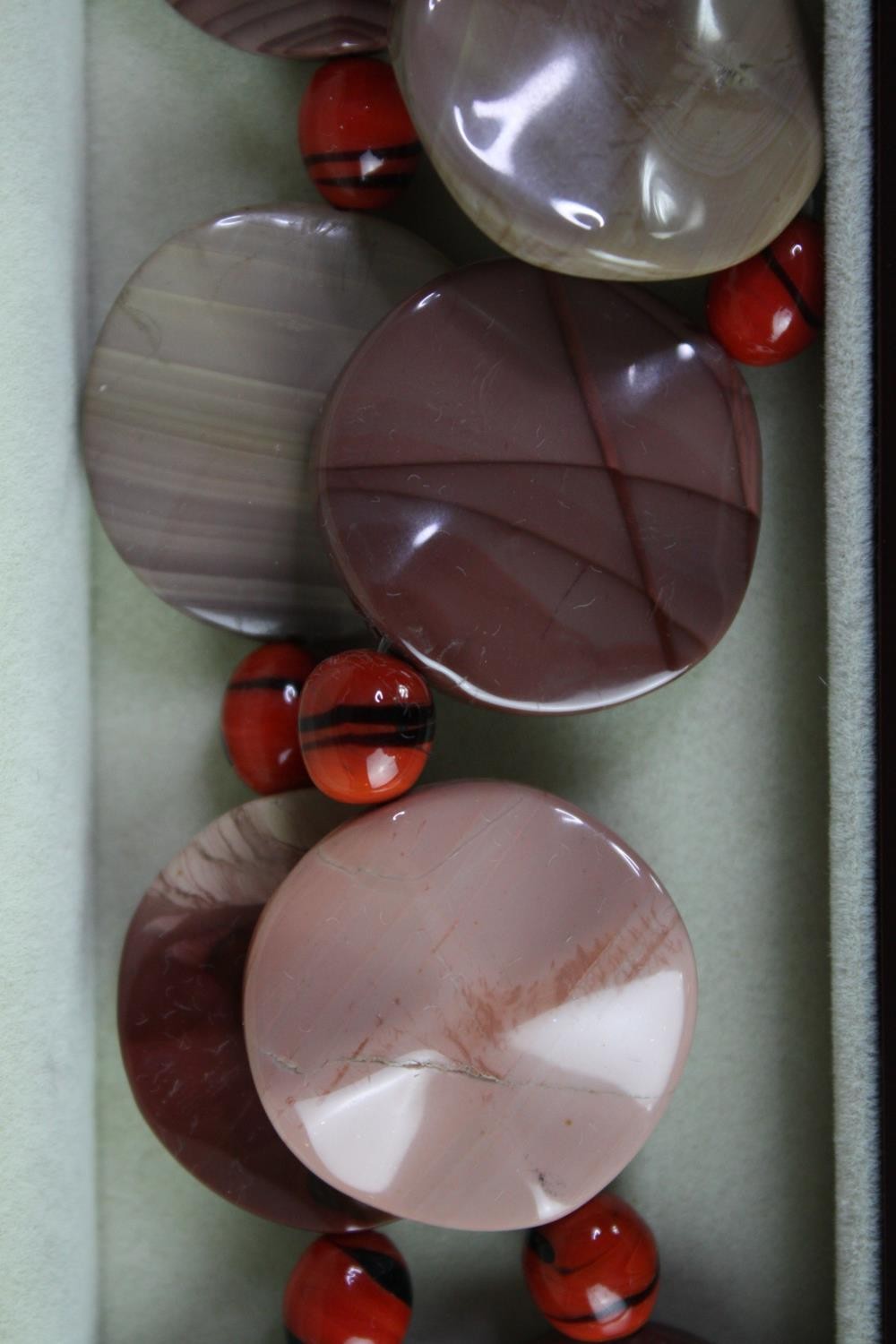 Three boxed statement necklaces, an abalone shell panel collar necklace, a jasper bead and red glass - Image 5 of 9