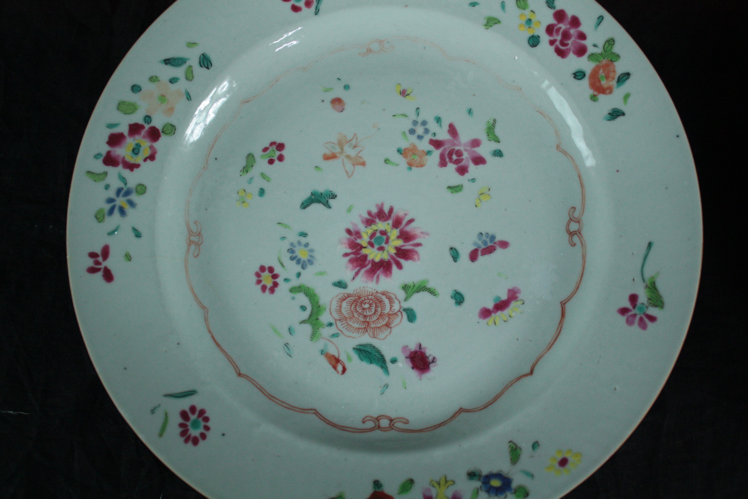 A set of five 18th century Chinese porcelain export ware plates with matching hand painted floral - Image 2 of 5