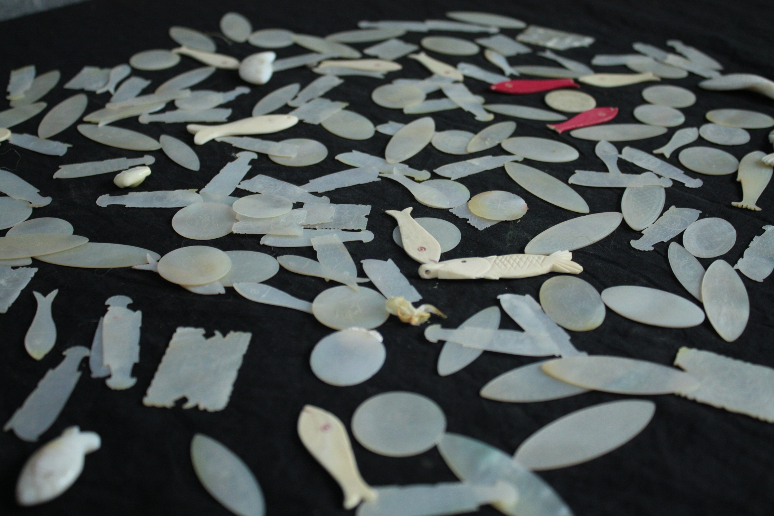 A large collection of mother of pearl carved Chinese gaming chips. - Image 4 of 6