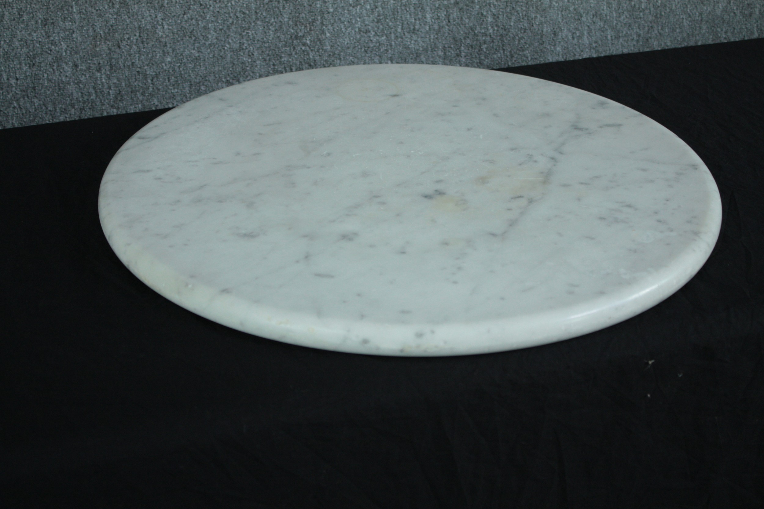 A large round marble cutting board with a diameter of 60 cm. - Image 3 of 3