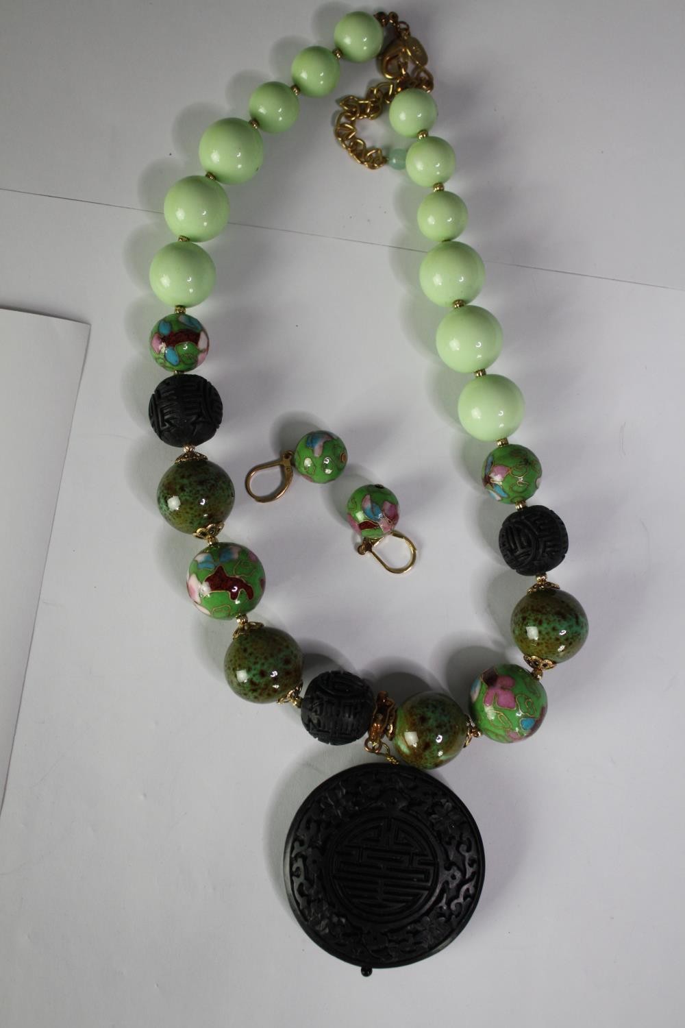 Three boxed statement necklaces, an abalone shell panel collar necklace, a jasper bead and red glass - Image 6 of 9