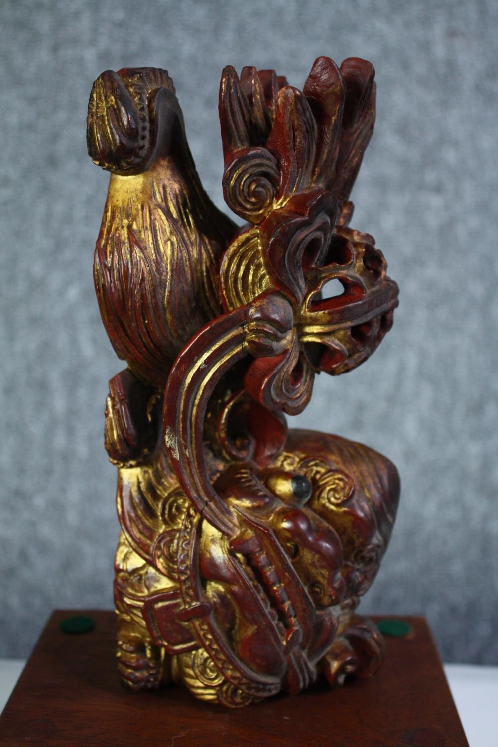 A pair of marble bookends and a pair of carved Chinese dragons. The dragons have been lacquered - Image 3 of 5