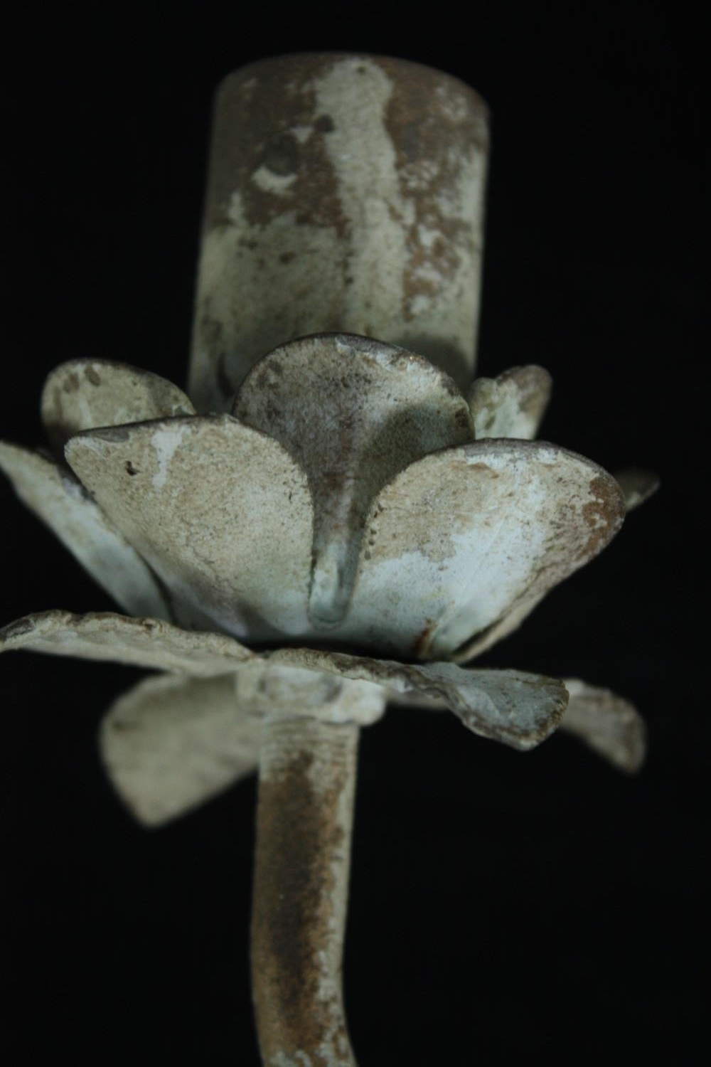 A pair of distressed painted metal twin sconce wall candelabras with pineapple and flowerhead - Image 6 of 7