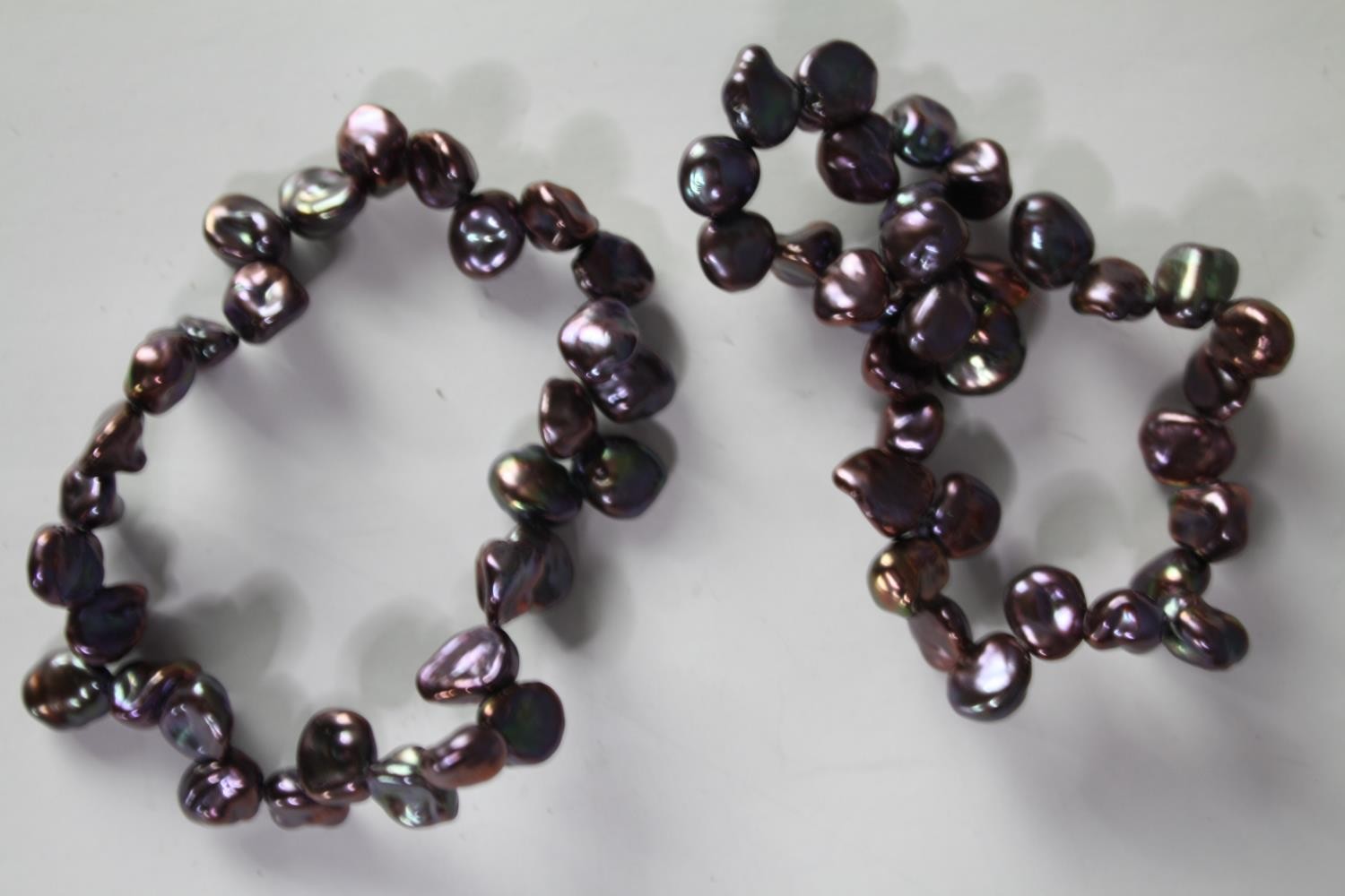 A collection of six cultured pearl elasticated bracelets of various designs, including a grey - Image 5 of 6