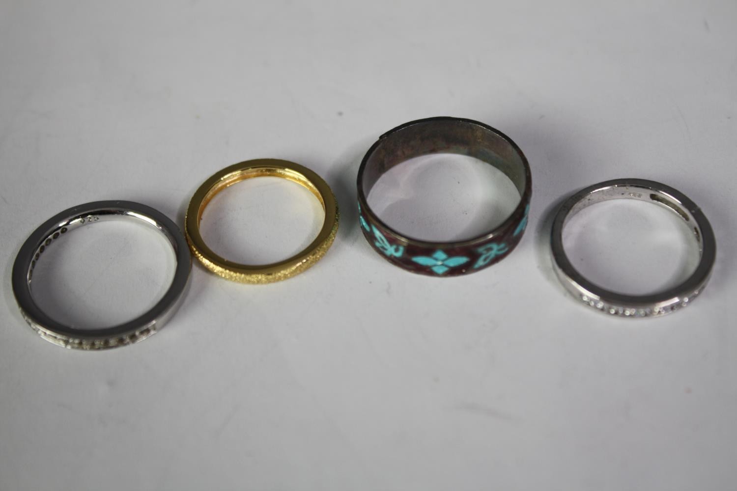 A collection of fifteen silver and silver and gem-set rings of various designs. Set with pearls, - Image 5 of 5