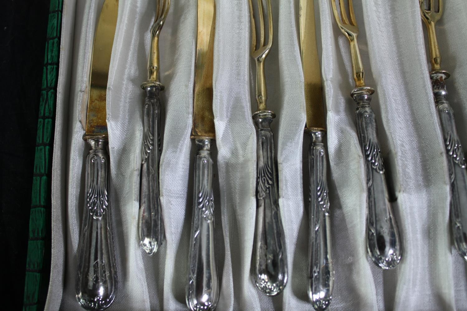 A box of cutlery. Knifes and forks with aluminium handles and gilt decorated finish. Twelve items in - Image 4 of 4