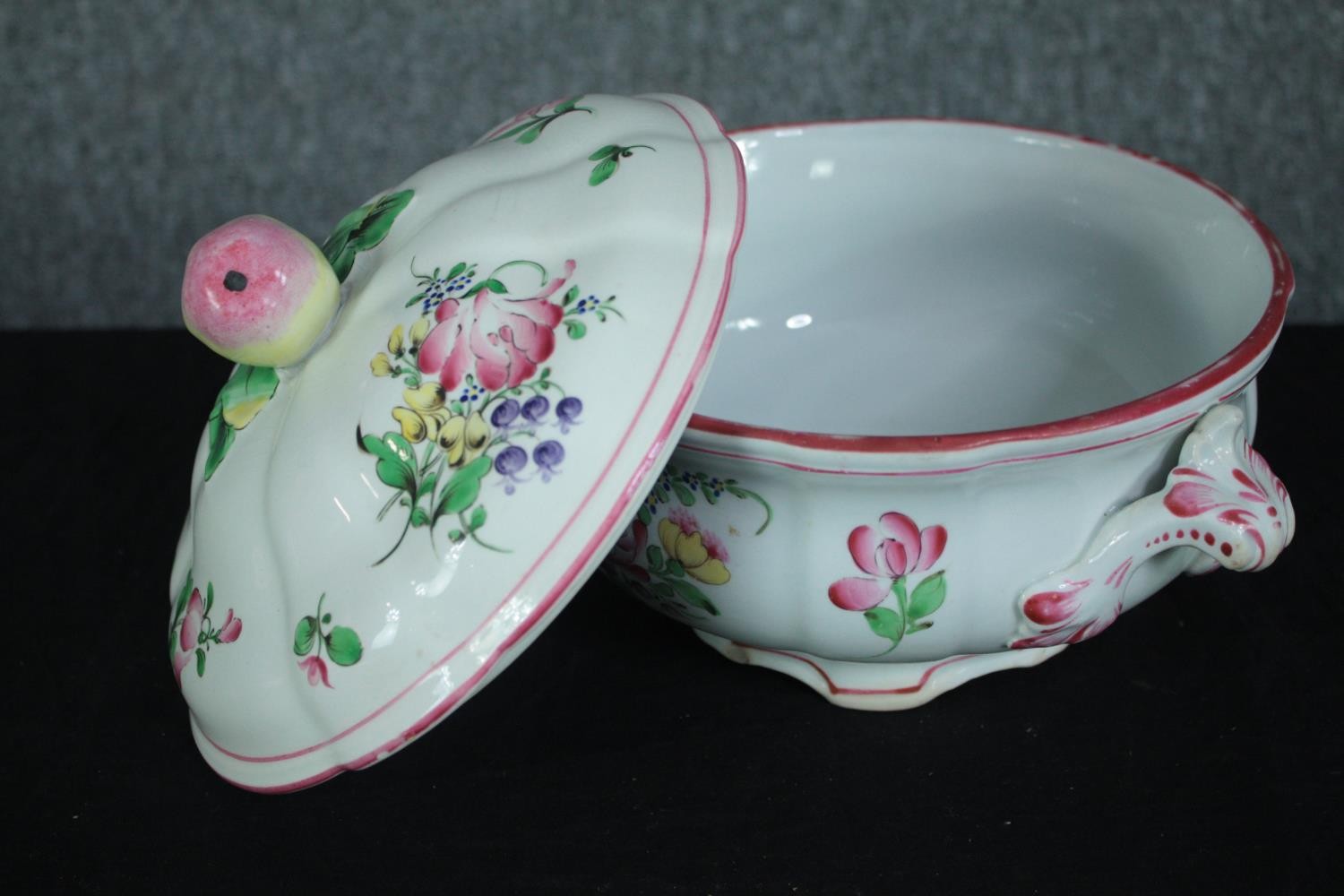 A lidded Luneville serving dish with floral decoration. H.18 Dia.20 cm. - Image 3 of 6