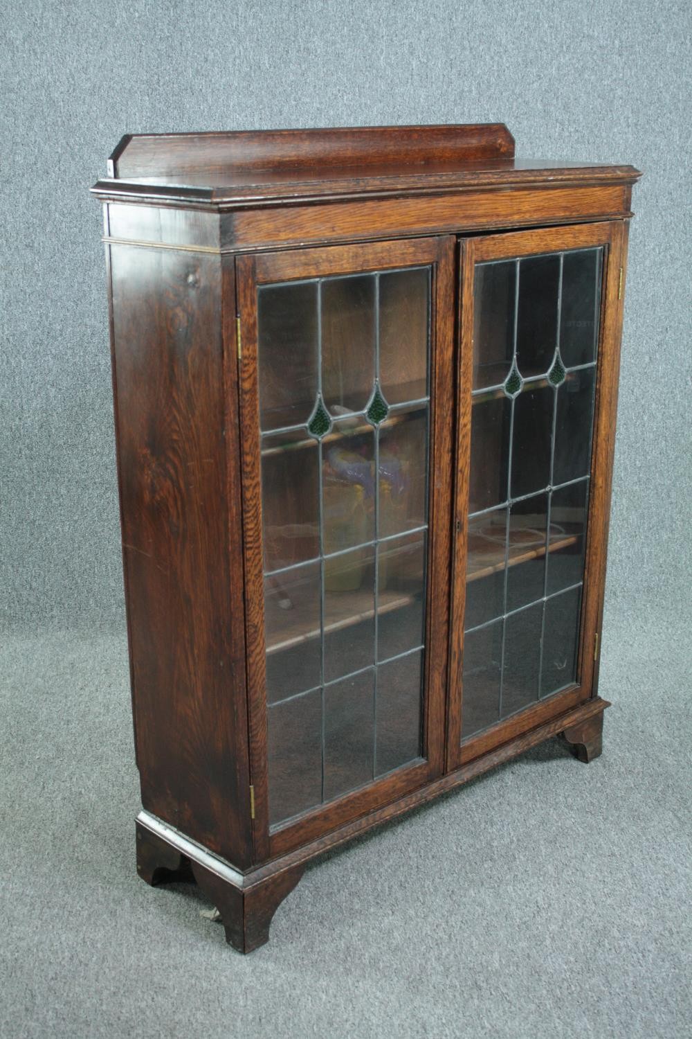 Bookcase, mid century oak with leaded glass doors. H.114 W.90 D.28cm. - Image 2 of 4