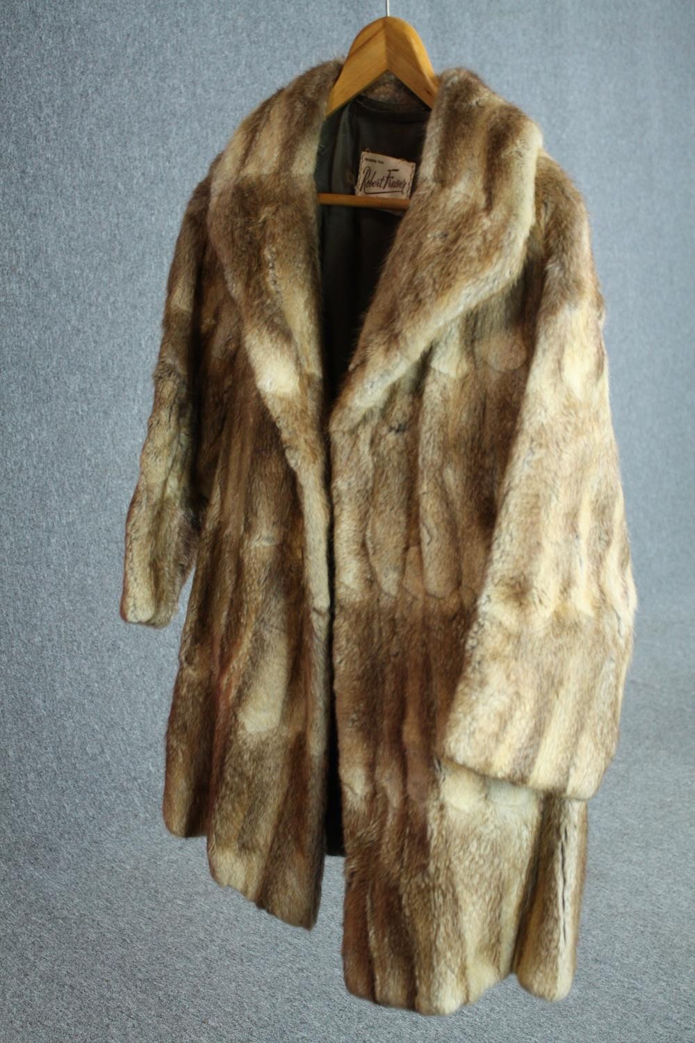 A vintage Robert Fraser winter fur coat with wide collar. Designer label to the inside of collar. - Image 5 of 10