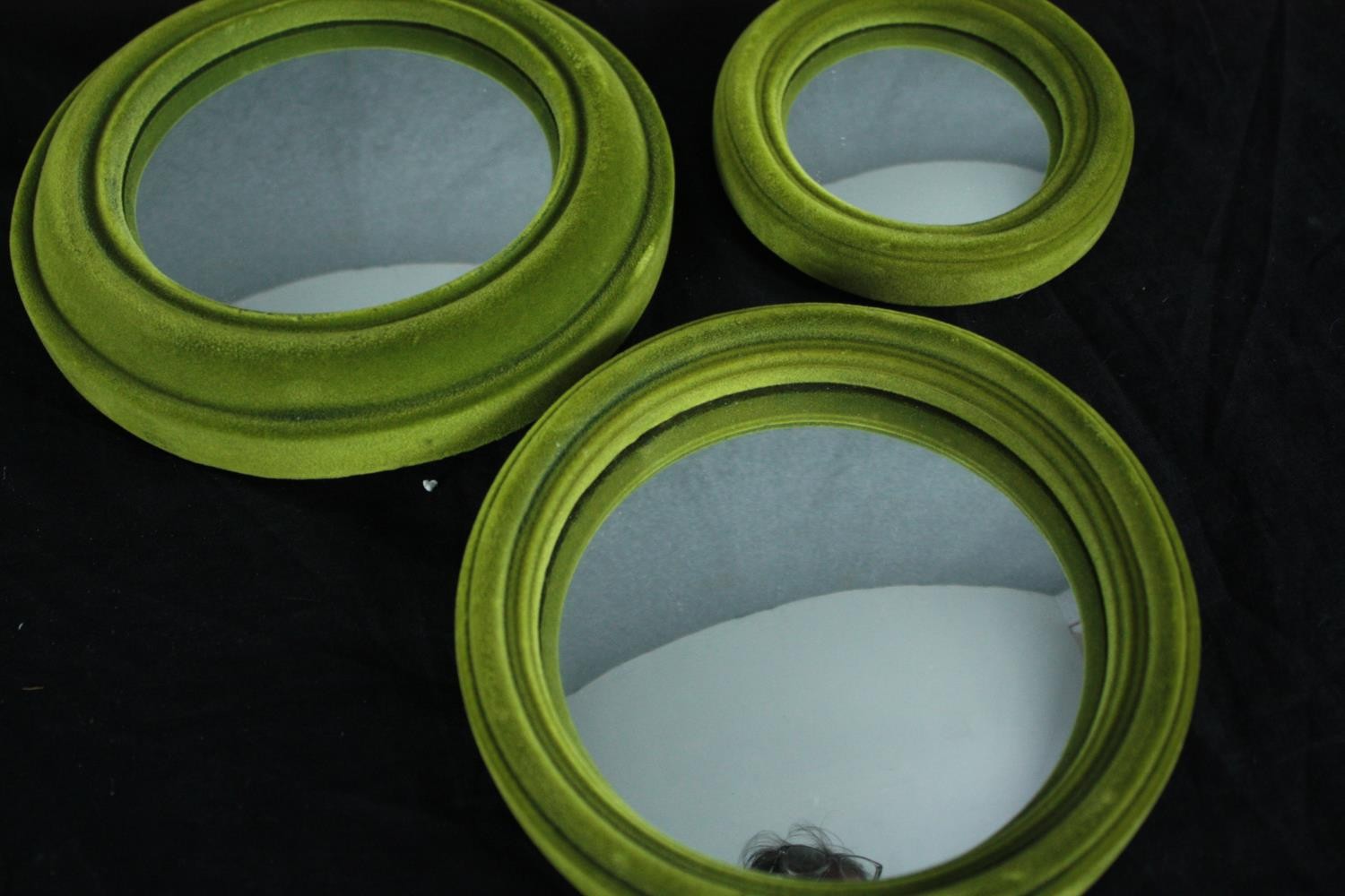 A set of seven graduating 19th century style convex mirrors in velvet effect frames. Dia.23cm. ( - Image 3 of 4