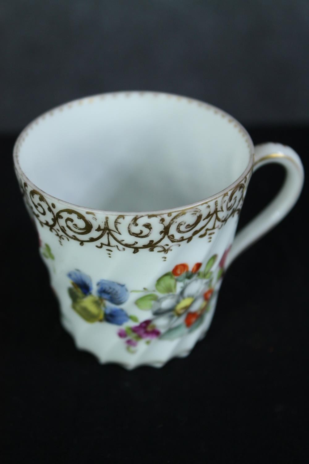Four pieces of Dresden pottery with matching floral designs. Scalloped with gilt edging. Dia.15 - Image 4 of 7