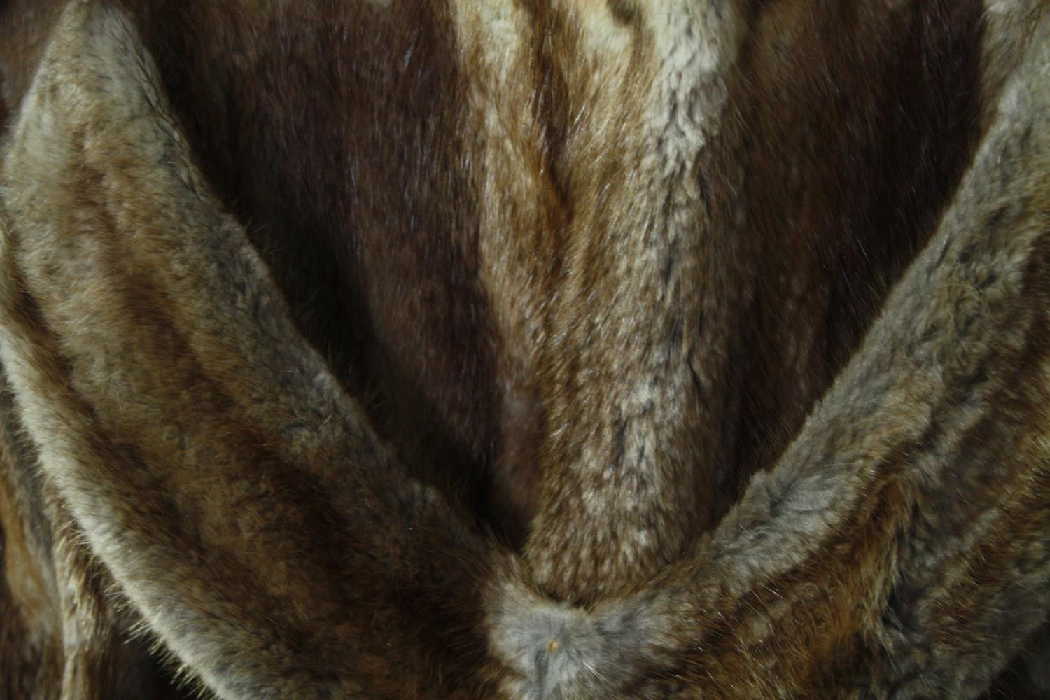 A vintage Robert Fraser winter fur coat with wide collar. Designer label to the inside of collar. - Image 7 of 10
