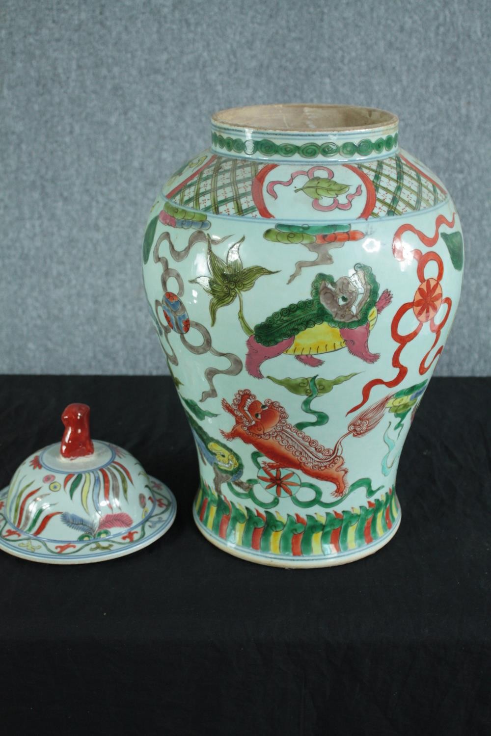 A Chinese lidded pot hand painted and decorated with dragons. Twentieth century. H.58 Dia. 30 cm. - Image 3 of 6