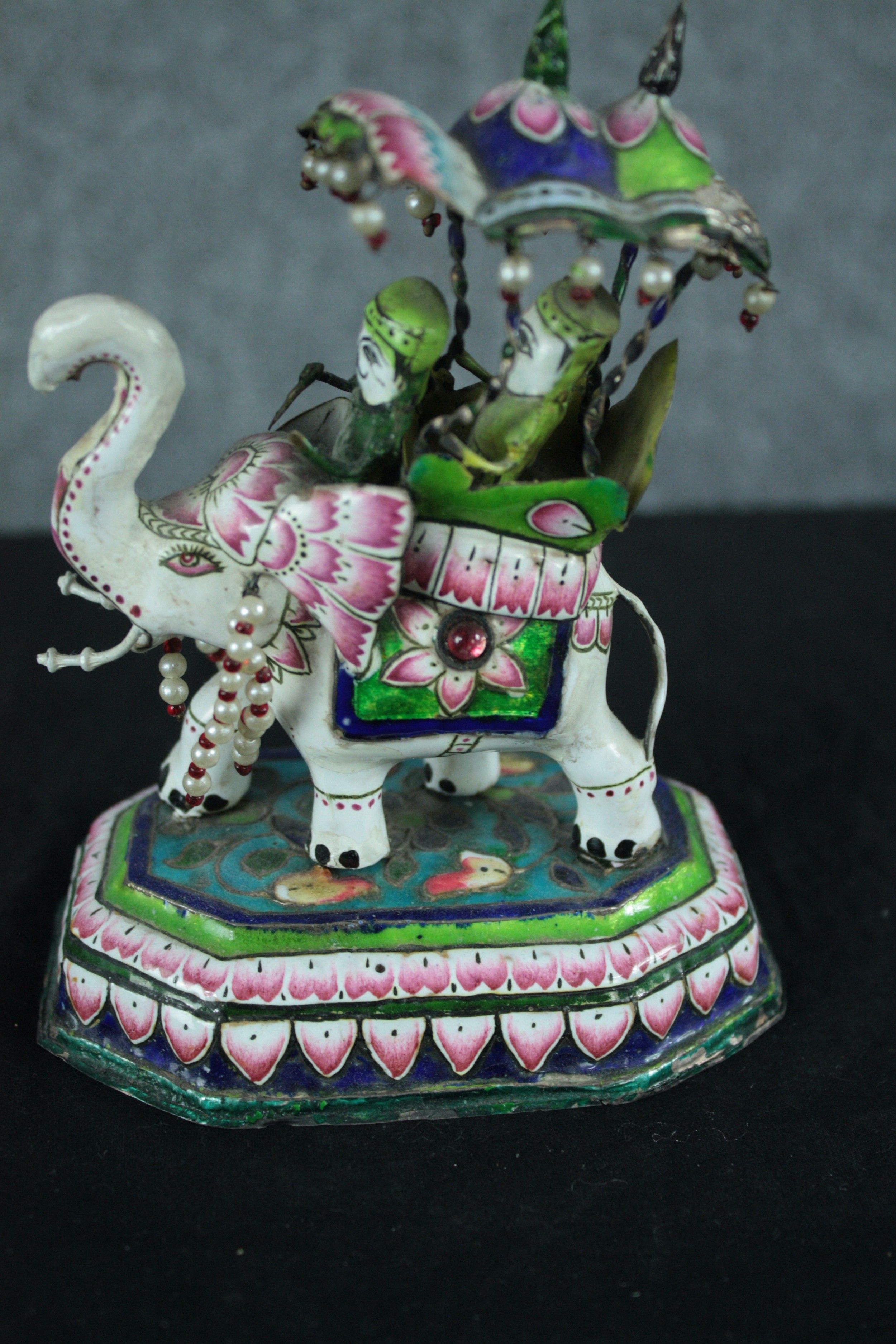 A mixed collection of ceramic ornaments including a fish, elephant, a disk and bowls. The elephant - Image 3 of 5