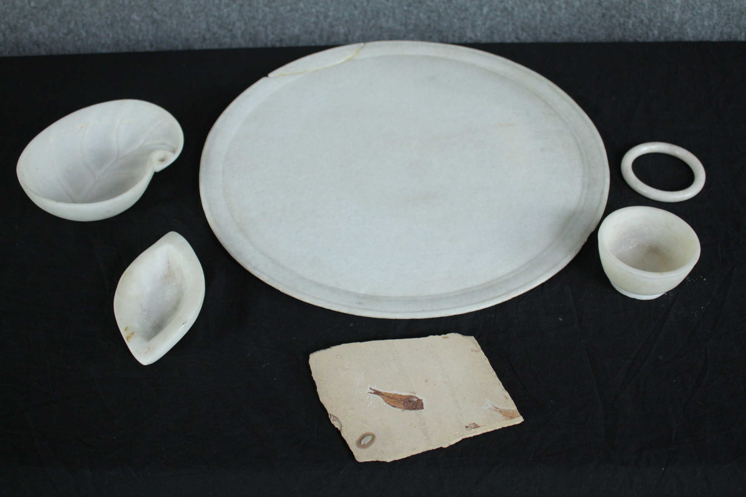 A fossilised fish and a mixed collection of alabaster bowls and a bangle. Dia.43cm. (largest)