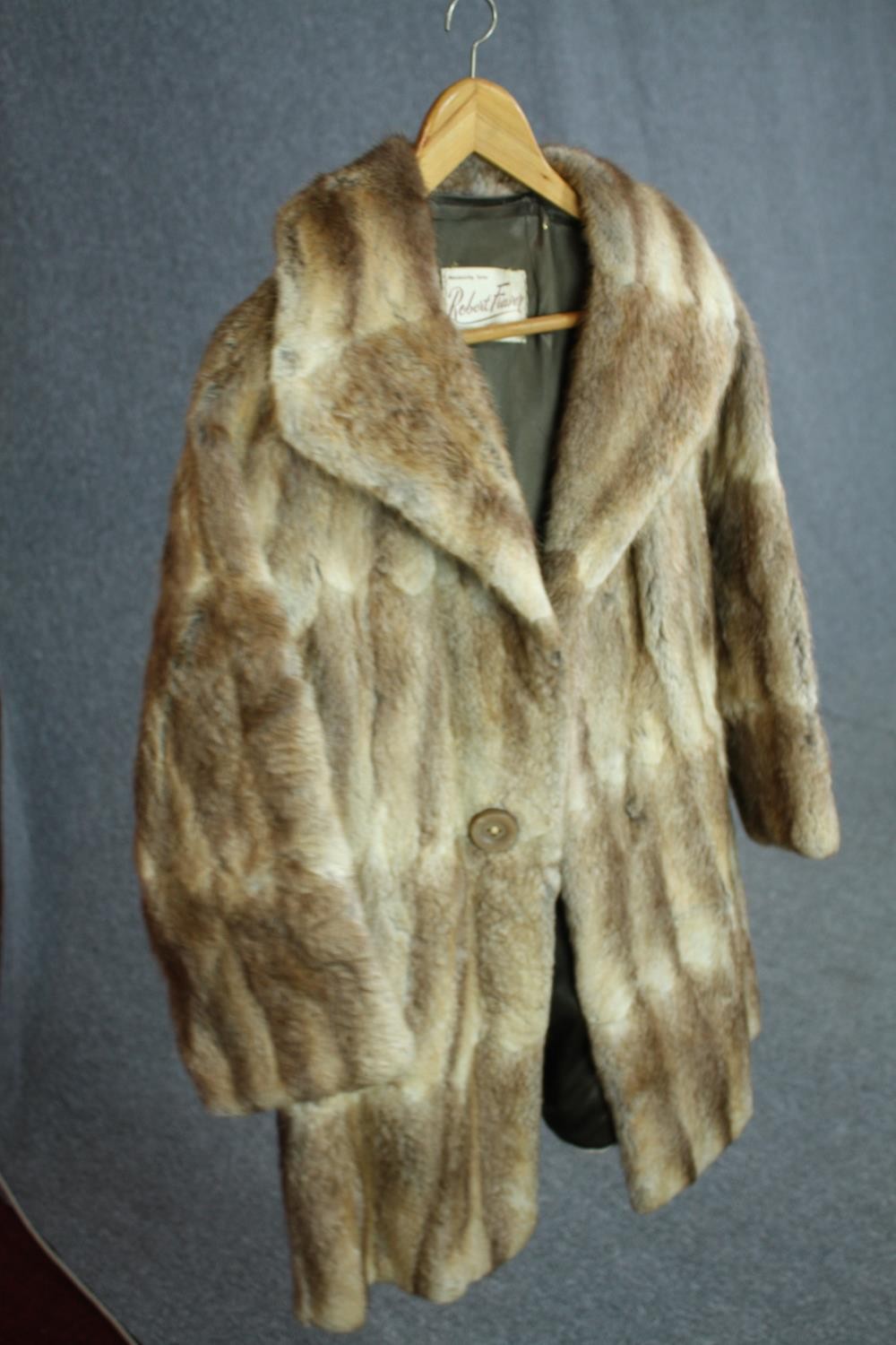 A vintage Robert Fraser winter fur coat with wide collar. Designer label to the inside of collar. - Image 2 of 10