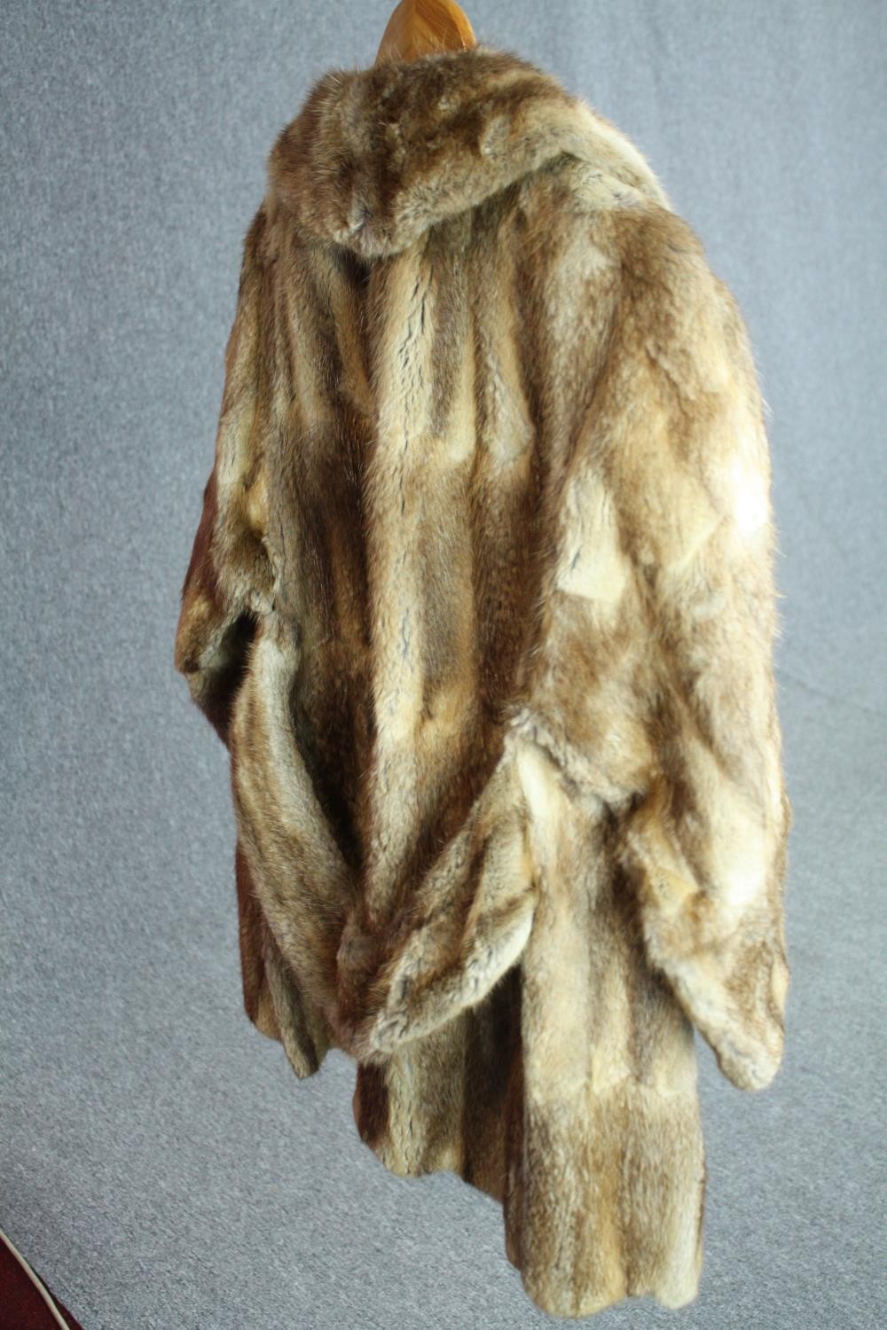 A vintage Robert Fraser winter fur coat with wide collar. Designer label to the inside of collar. - Image 4 of 10