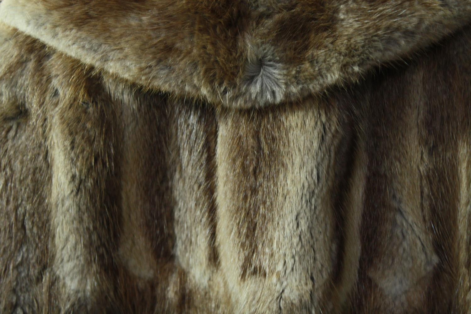 A vintage Robert Fraser winter fur coat with wide collar. Designer label to the inside of collar. - Image 8 of 10