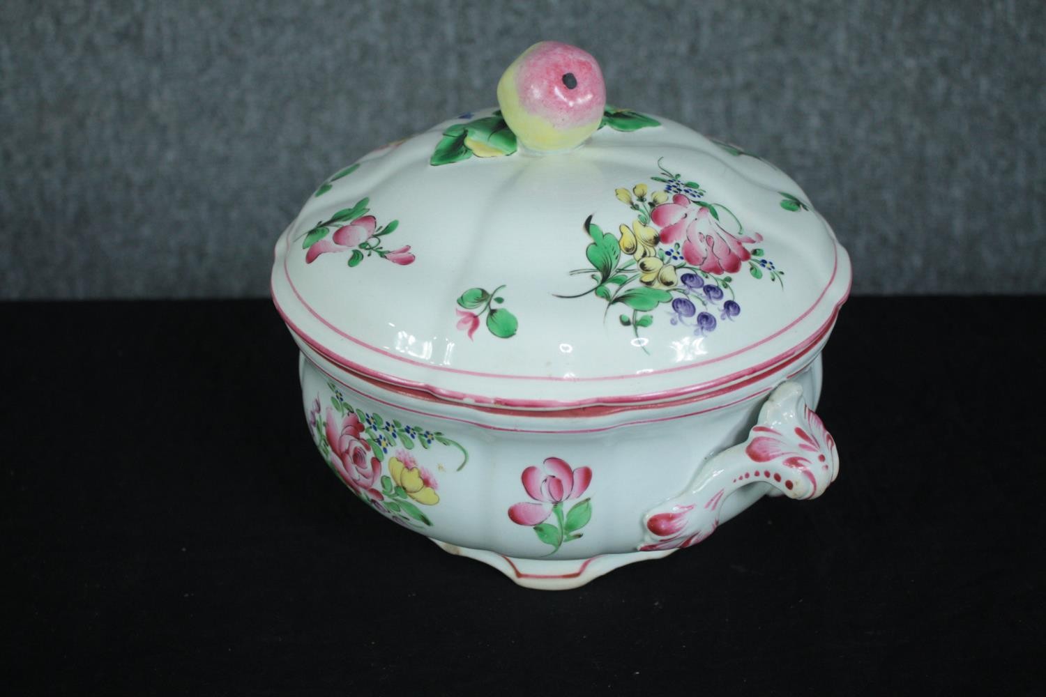 A lidded Luneville serving dish with floral decoration. H.18 Dia.20 cm. - Image 2 of 6