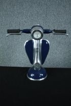 A table lamp modelled on a vintage scooter. H.41 W.43 cm.